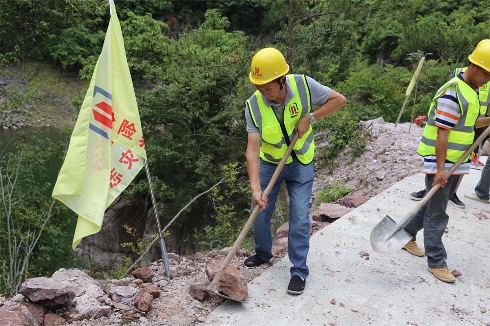 福建晉恒建設工程有限公司前往錢(qián)園橋大隊塹上村搶險救災