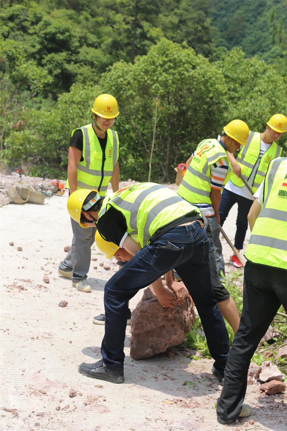 福建晉恒建設工程有限公司前往錢(qián)園橋大隊塹上村搶險救災