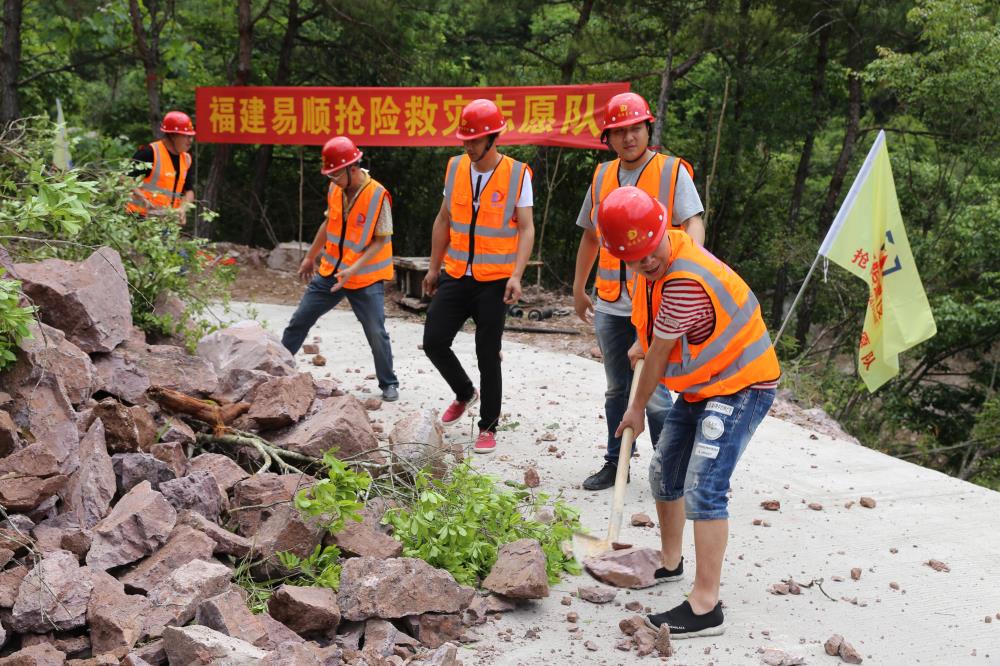 福建易順建筑工程有限公司前往錢(qián)園橋大隊塹上村搶險救災