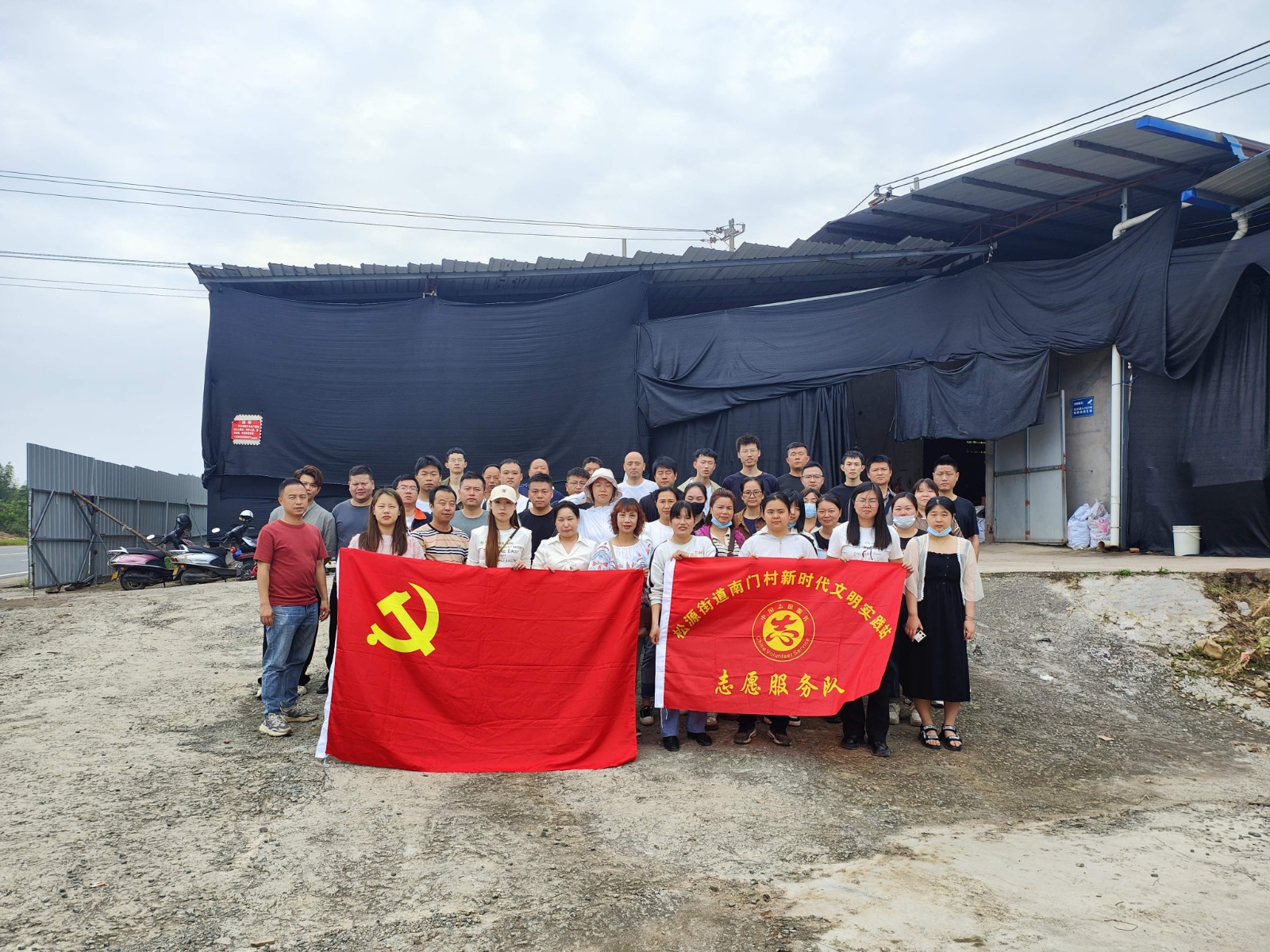 易順建工集團有限公司入黨積極分子參加南門(mén)村、錢(qián)園橋村撂荒地整治活動(dòng)