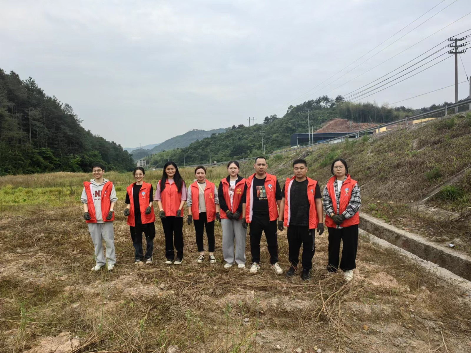 易順建工集團有限公司入黨積極分子參加南門(mén)村、錢(qián)園橋村撂荒地整治活動(dòng)